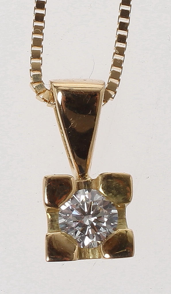 GARNITYR, 3 delar, 18k guld med briljanter om totalt ca 0,79ct. Total vikt ca 8,7 gram.