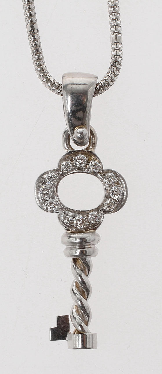HALSBAND med hänge i form av nyckel, 18k vitguld med briljantslipade diamanter om tot ca 0,28ct. Total vikt ca 8,2 gram.