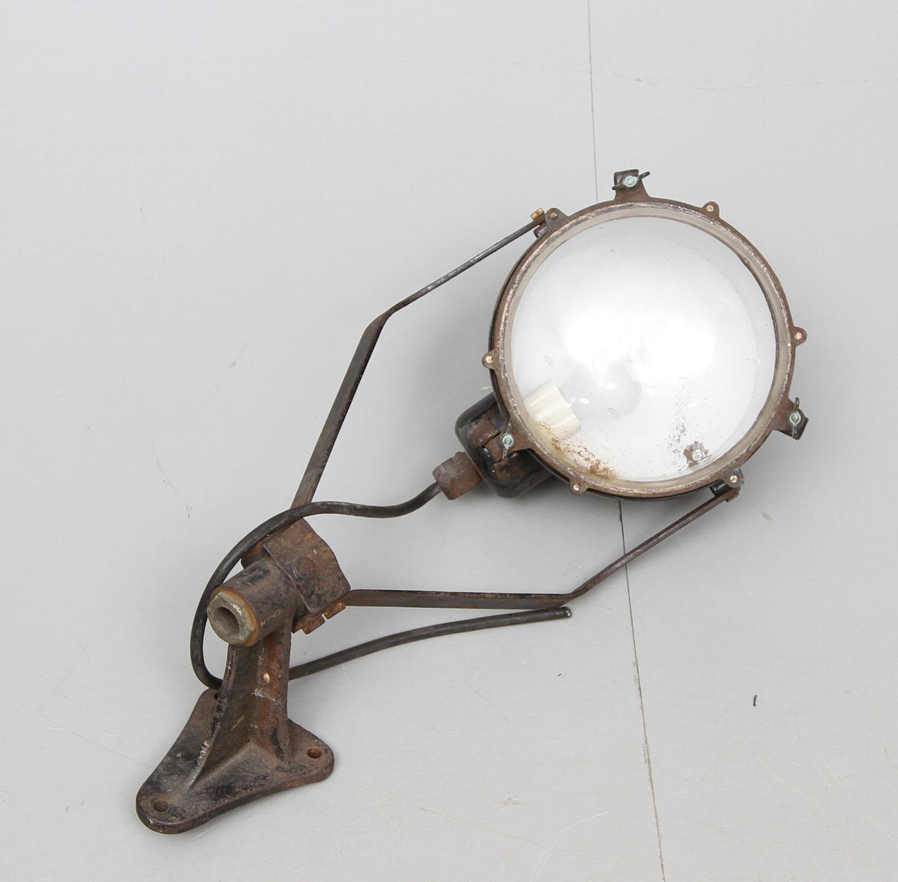 STRÅLKASTARE, metall, 1900 talets första hälft.