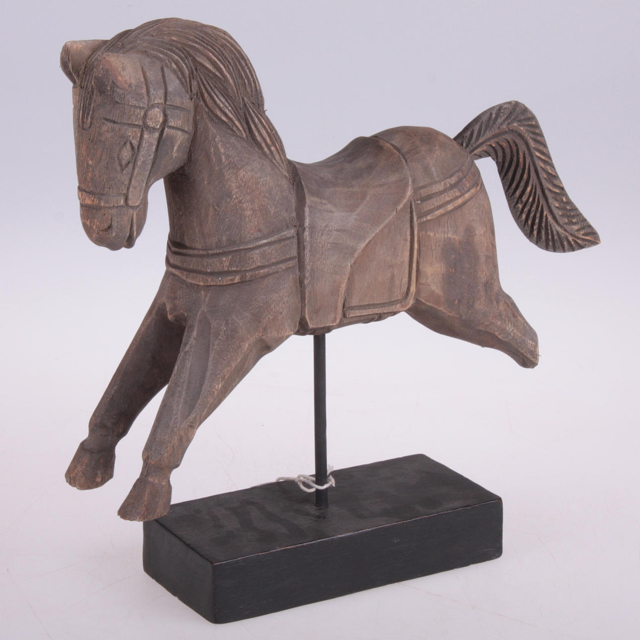 FIGUR, træhest, møntbord.