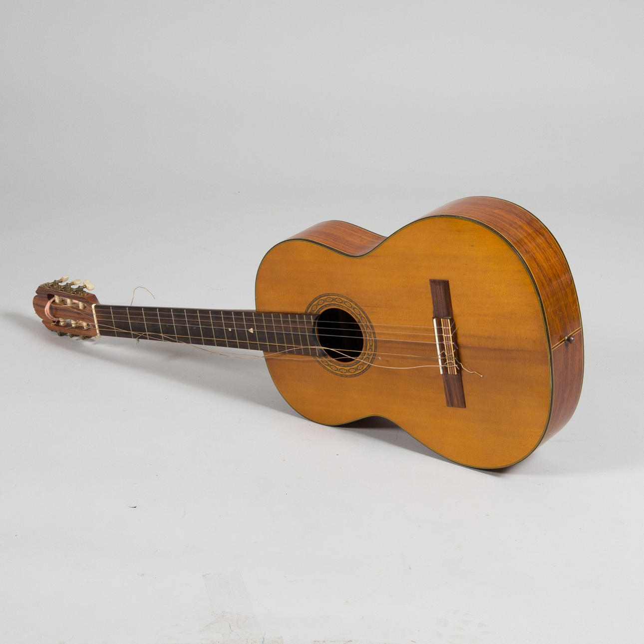 GUITARRA, T. Yamato, Japón.