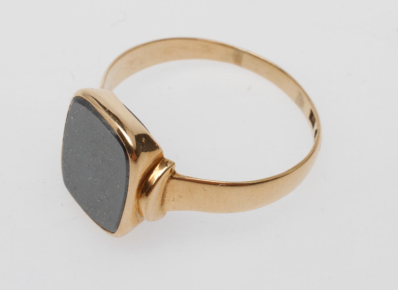 KLACKRING, 18k guld med svart sten. vikt totalt 4,8 gram.