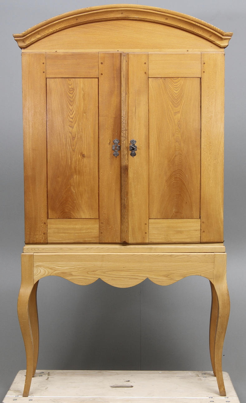 KABINETTSKÅP, rokokostil, 1800 tal och senare.