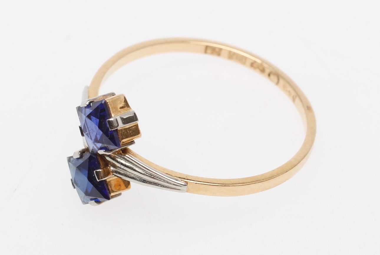 RING, 18k guld med stenar, vikt ca 1,7 gram.