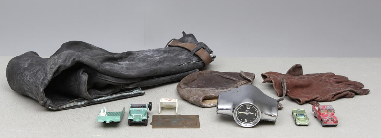 DIVERSE ,8 delar, motorcykelmössa, plåtbilar, klocka mm.