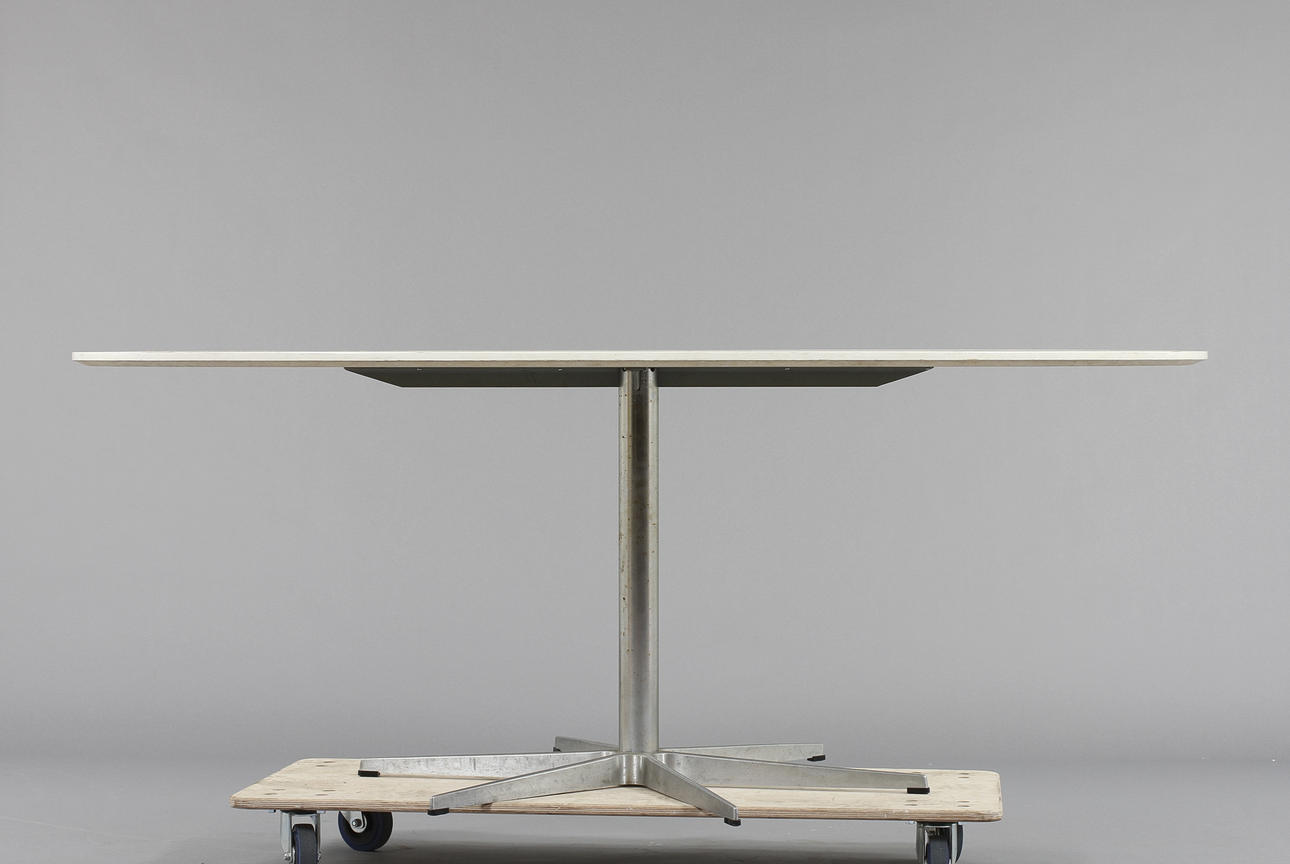 BORD, Superelliptisk, Fritz Hansen, Danmark.