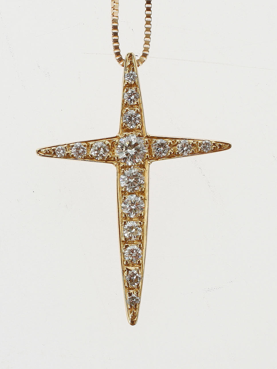 HÄNGE i form av kors med kedja, 18k guld med briljantslipade diamanter om tot ca 0,56ct. Tot vikt 5,1 gram.