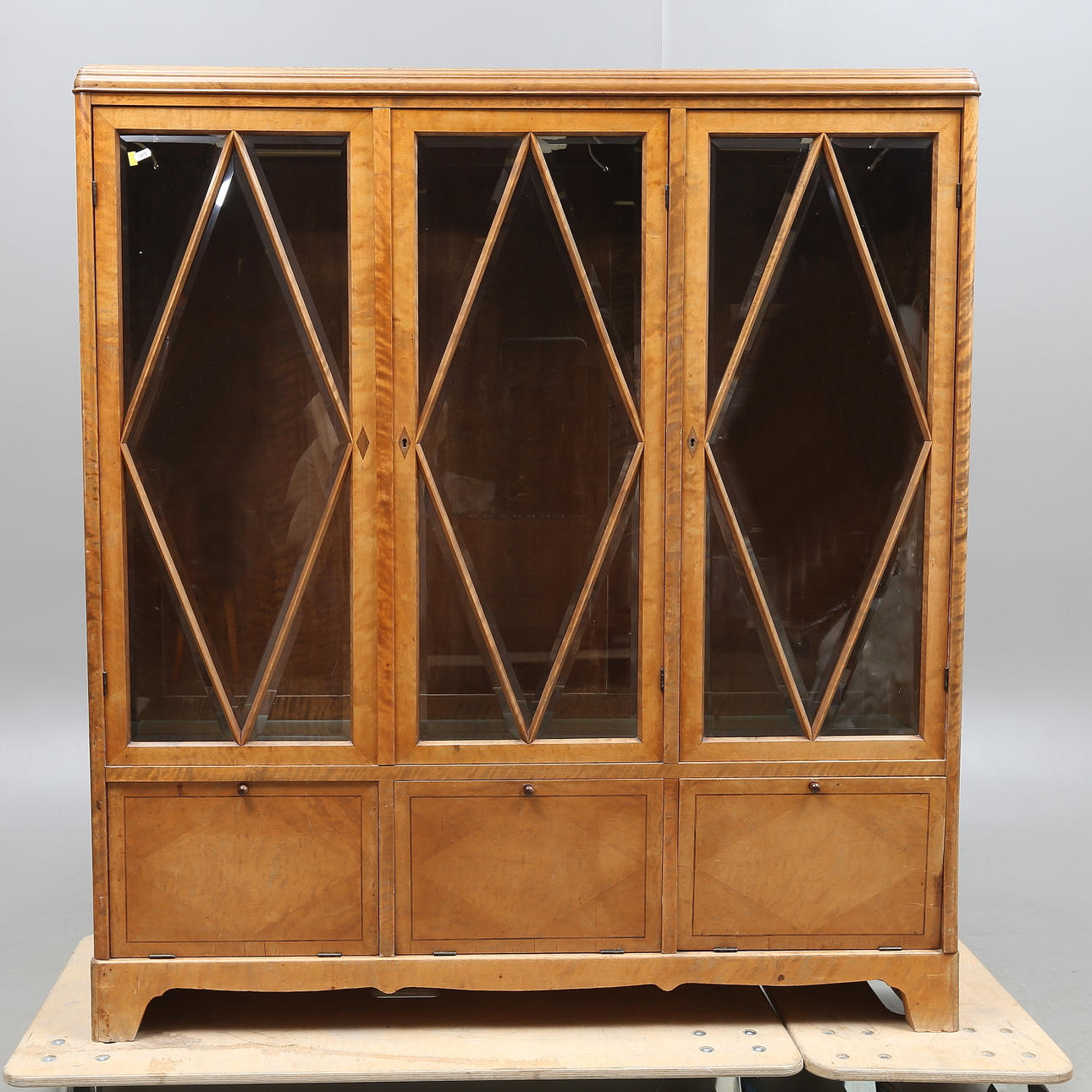 Vitrine, Birke, erste Hälfte des 20. Jahrhunderts.