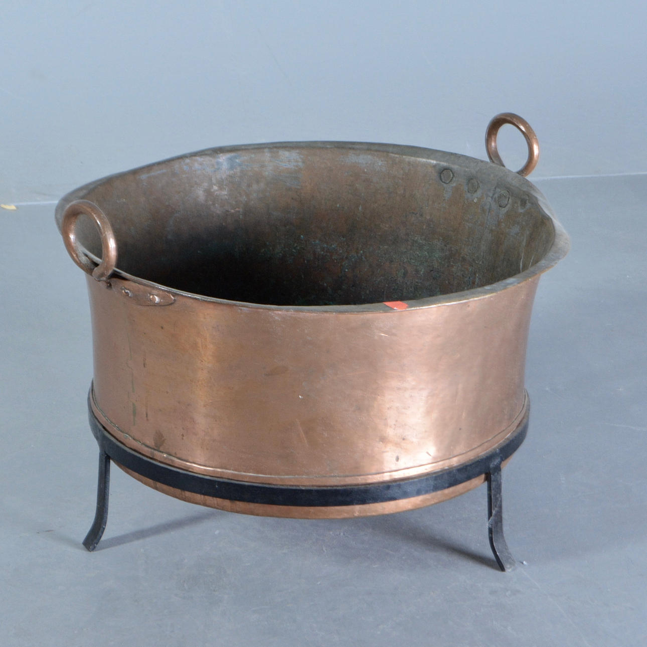 OLLA, cobre, soporte de tres patas, perchas.