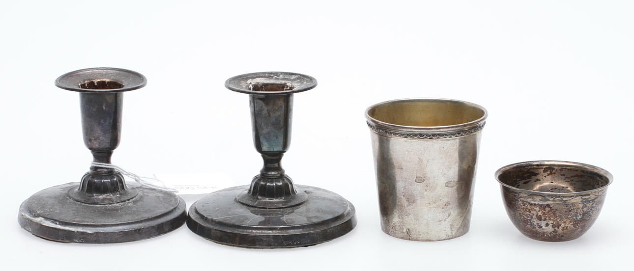 SILVERFÖREMÅL, 4 delar, bl.a. ljusstakar.