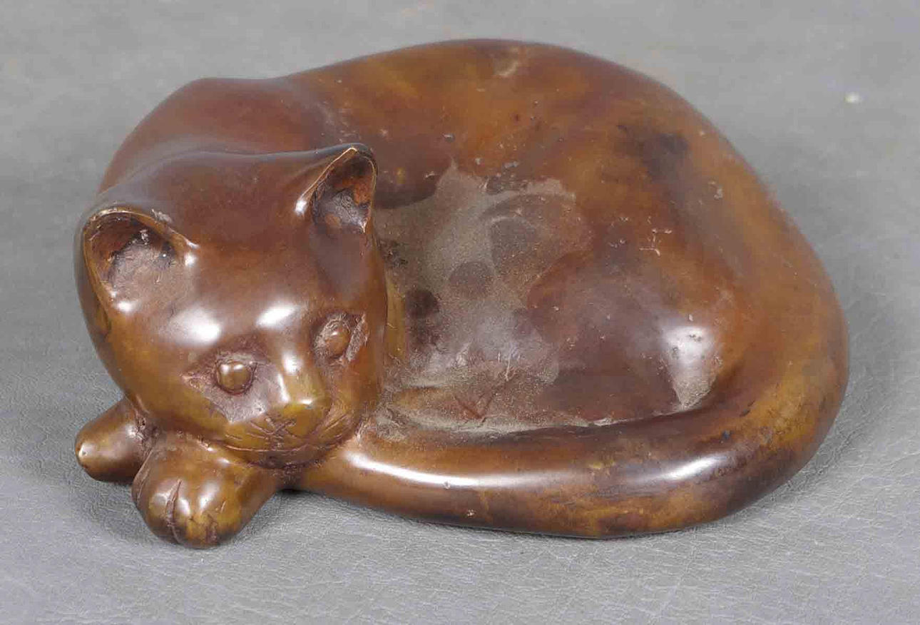 BRONSSKULPTUR, liggande katt, 1900/2000-tal.