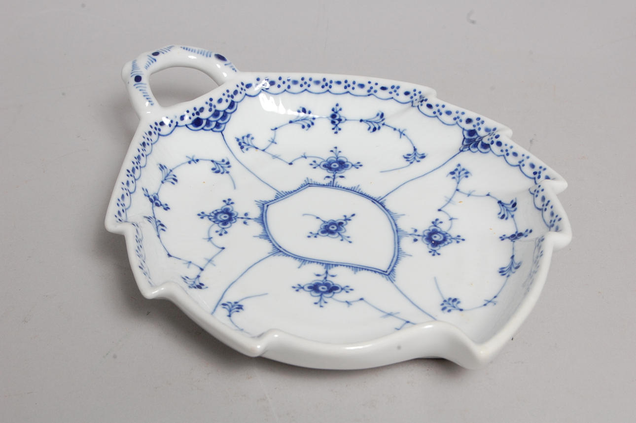 FAT, porslin, Musselmalet, Royal Copenhagen, stämpel 1889.