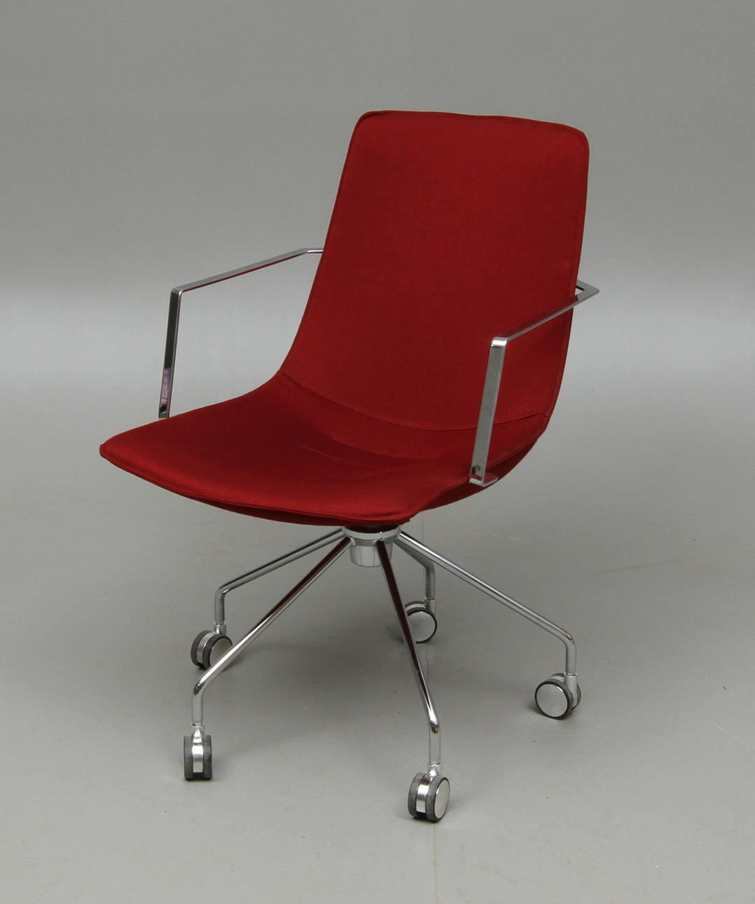 KARMSTOL med hjul, "Comet", design Gunilla Allard, Lammhults.