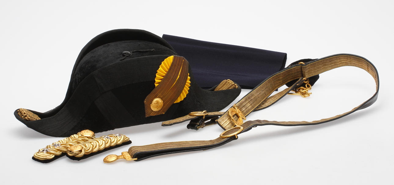 BICORNE med SKÄRP och TYGMÄRKEN, ett par, Milit. Ekip. Akt. Bolag.