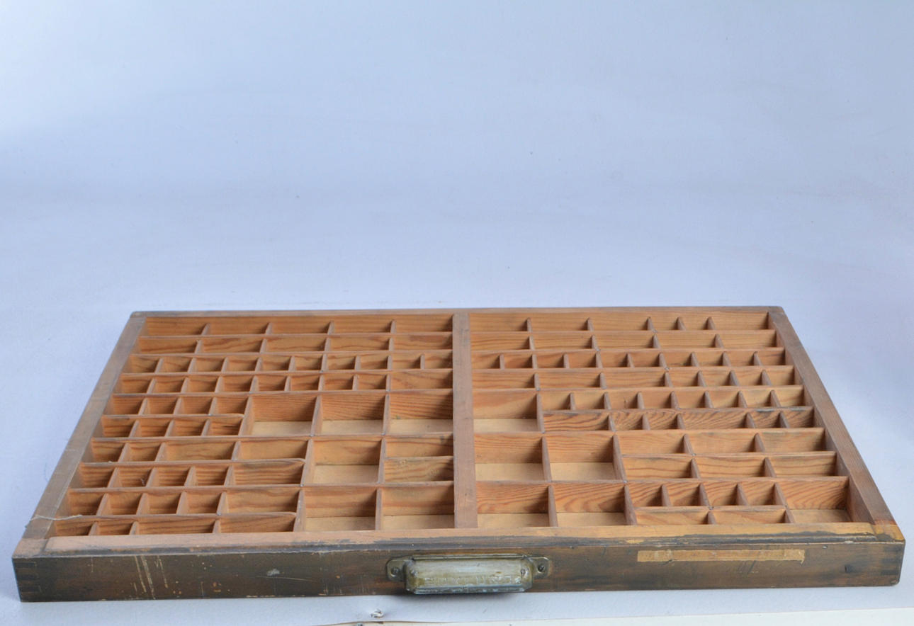 KASTLÅDA. 68x52 cm.