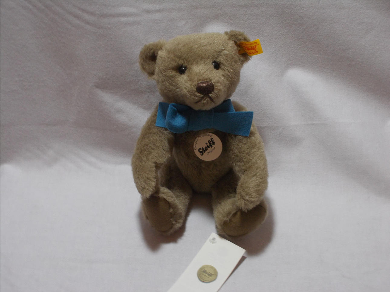 STEIFF TEDDY GRAU MIT BLAUER SCHLEIFE, um 2000.