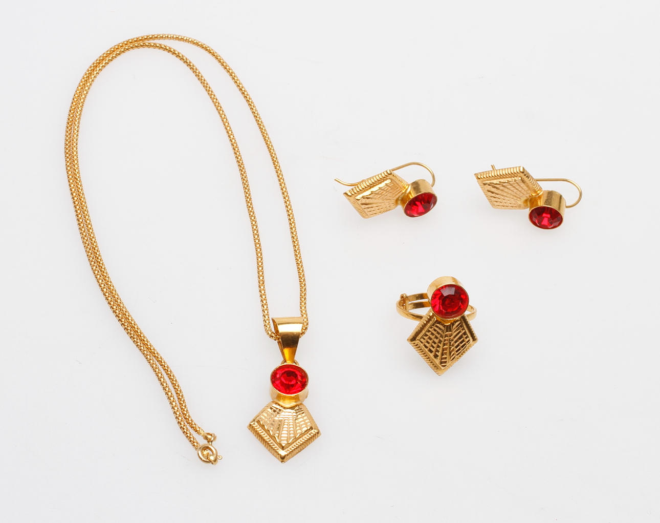 SMYCKESET, 21k guld, med röda stenar, total vikt ca 21 gr.