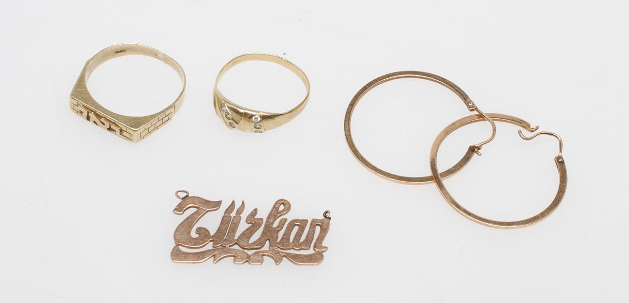 RINGAR 2 st samt 1 PAR ÖRHÄNGEN samt HÄNGE, 14k guld, vikt ca 8,9 gr.