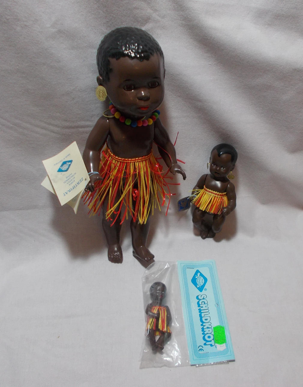 TRE MØRKE skildpaddedukker, omkring 2000.