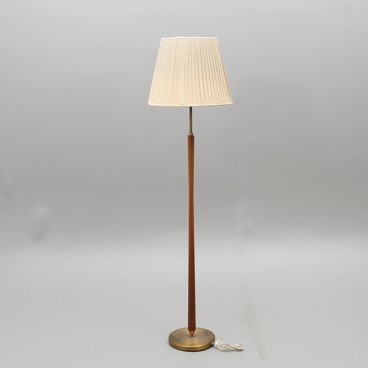 FLOOR LAMP, 1950s, teak and metal.