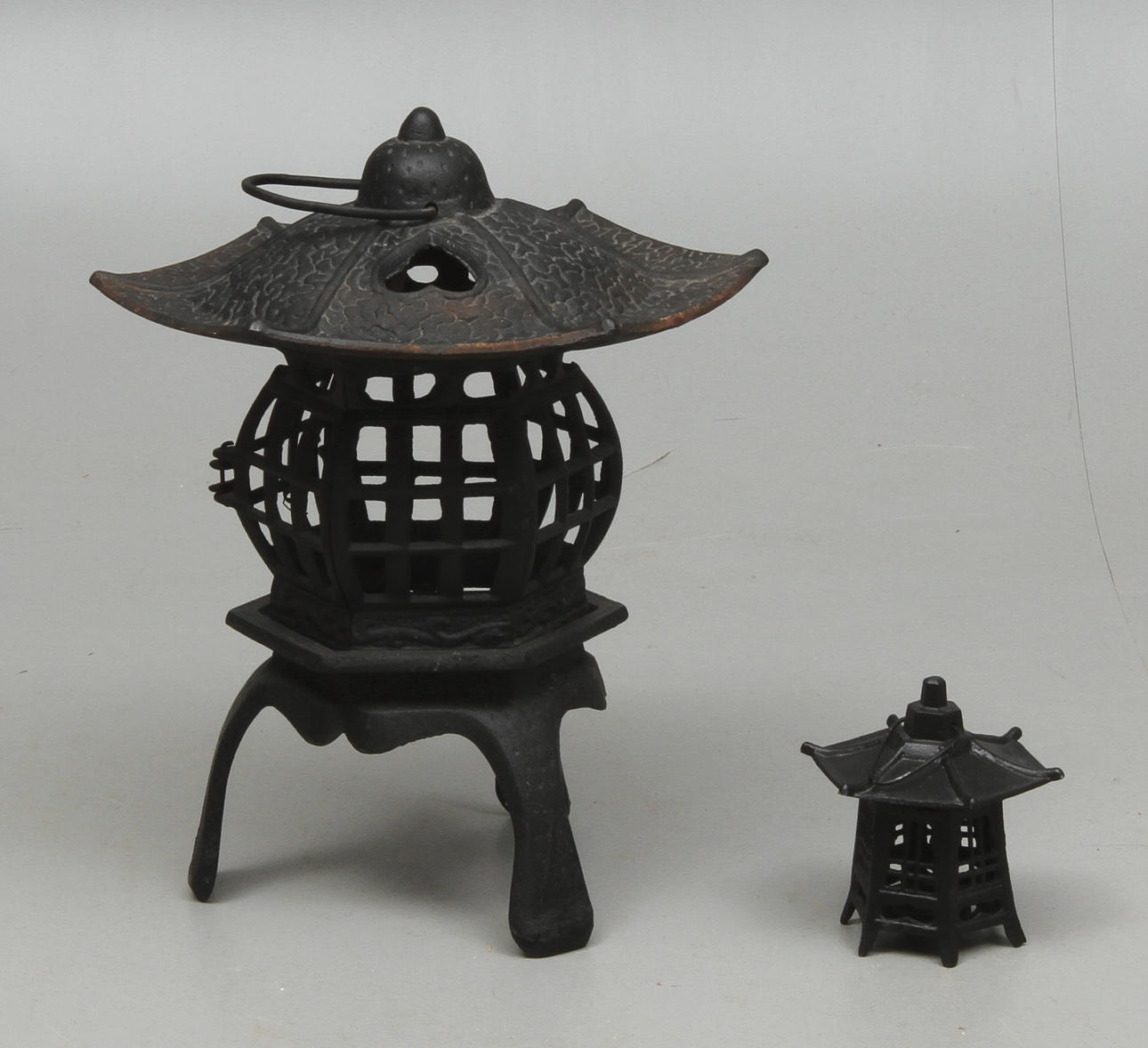 TRÄDGÅRDSLYKTOR, 2 st, gjutjärn, 1900/2000-tal.