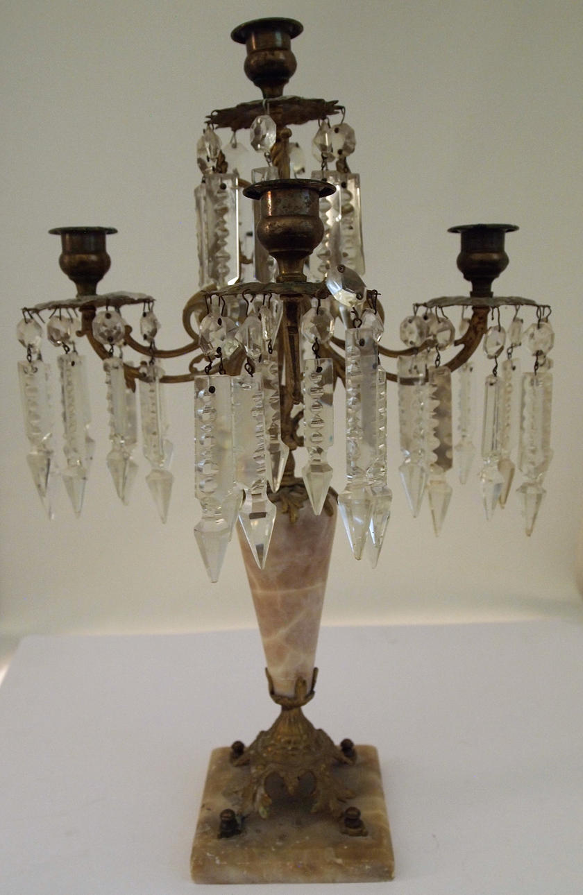 KANDELABER MED PRISMOR, MARMOR OCH MÄSSING.