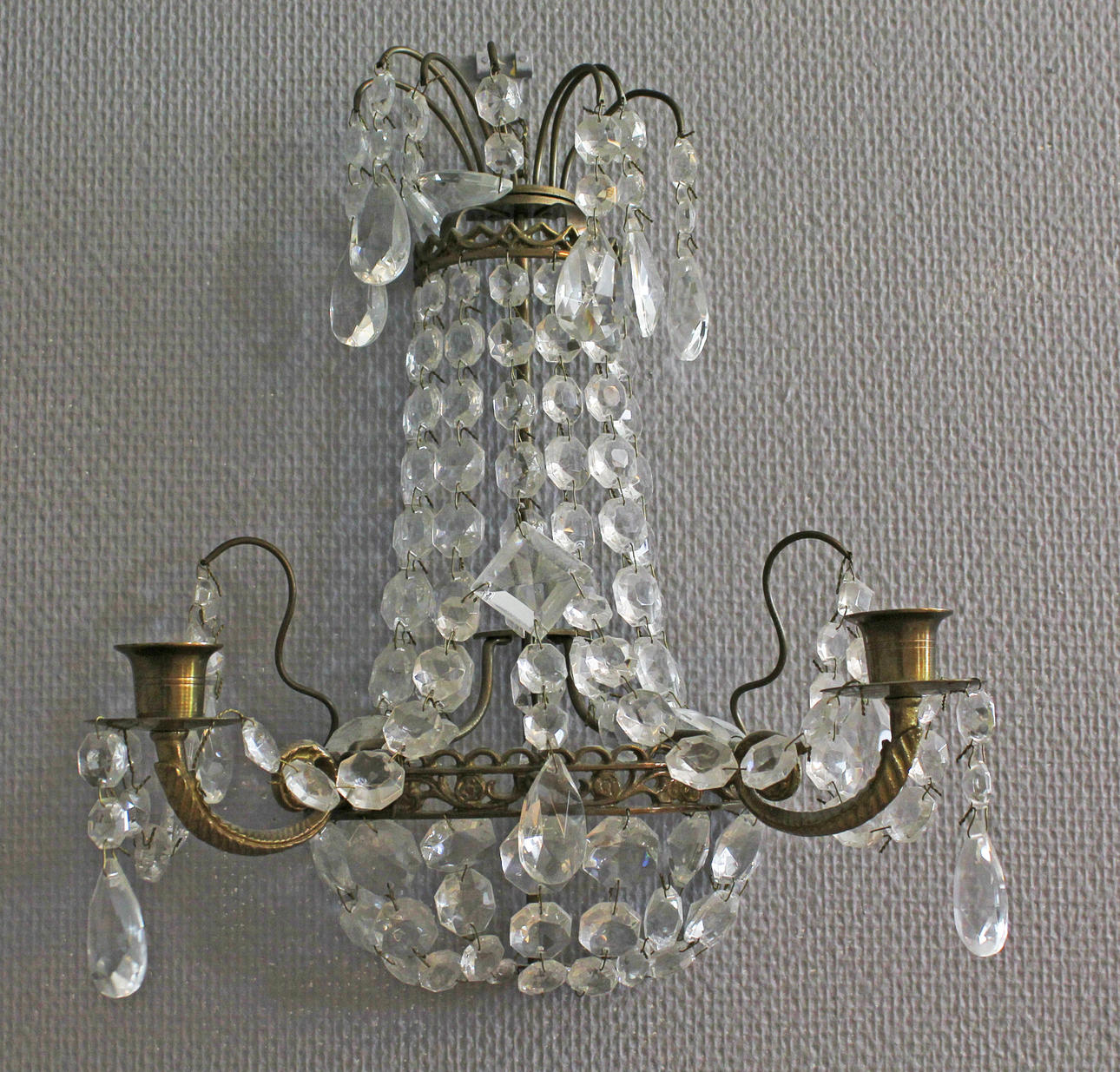 VÄGGLYSTRAR OCH BORDSLYSTER, 2+1, GUSTAVIANSK STIL, 1900-tal.