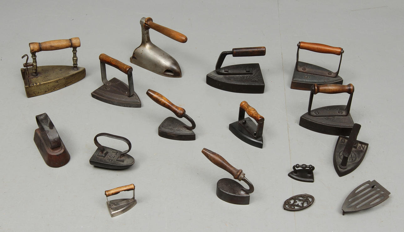 STRYKJÄRN, 14 st, mestadels 1800-tal.