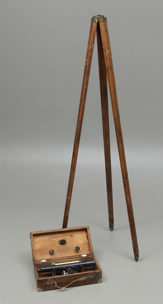 MÄTINSTRUMENT i box med stativ, FR J Berg, Matem. Instrumentfabrik Stockholm.