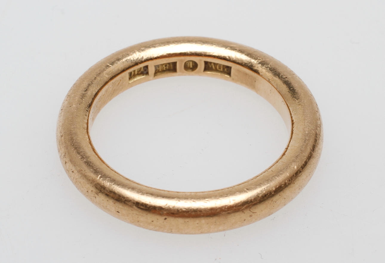 RING, 18k guld, vikt ca 11,6 gr.
