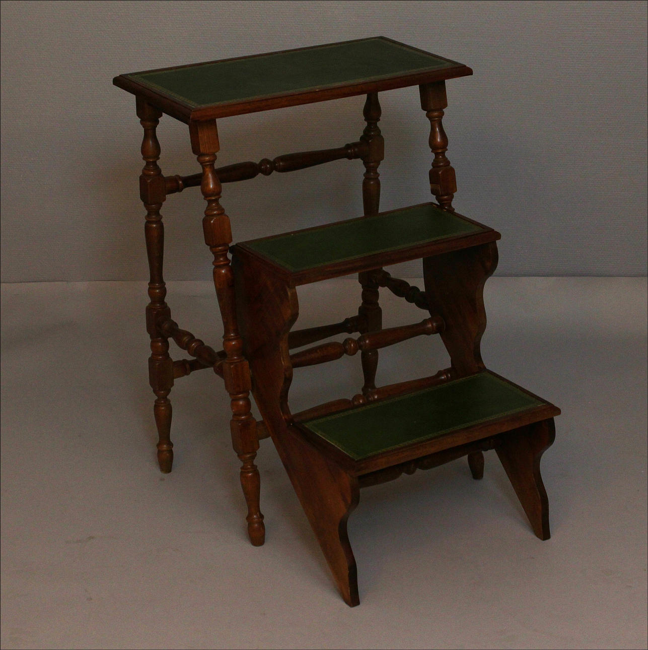 BIBLIOTEKSSTEGE i engelsk stil. 1960/70-tal.