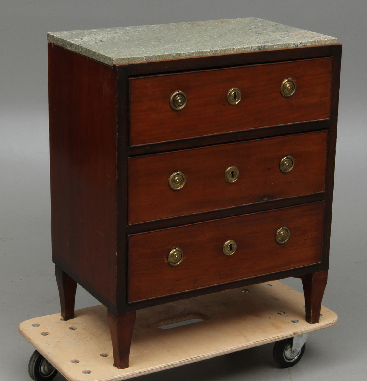 BYRÅ, gustaviansk stil, 1800-tal.