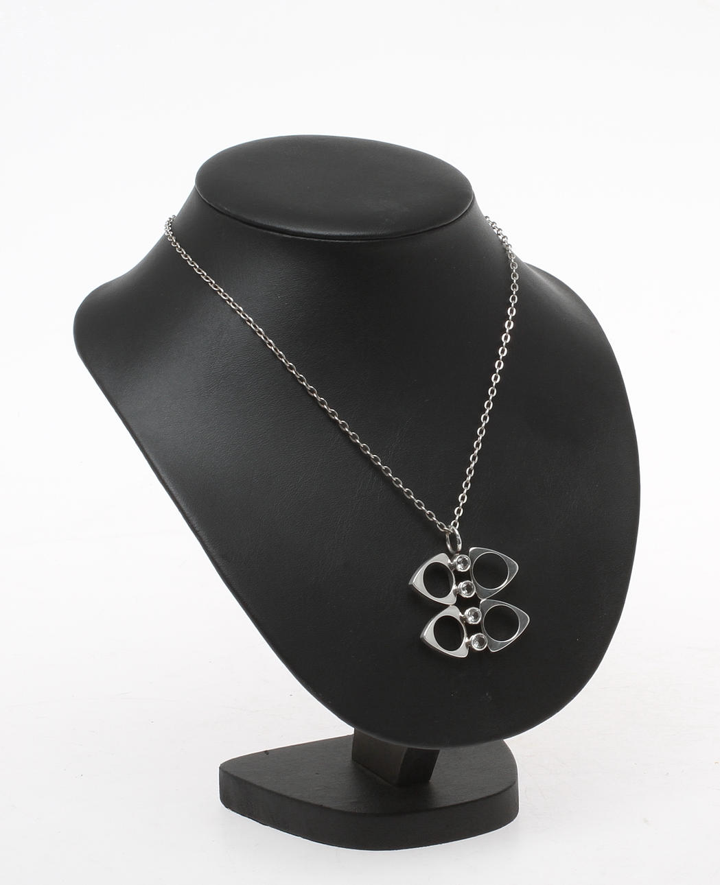 HÄNGE, sterling silver med vita slipade stenar, Kutaseppa Salovaara Åbo Finland.