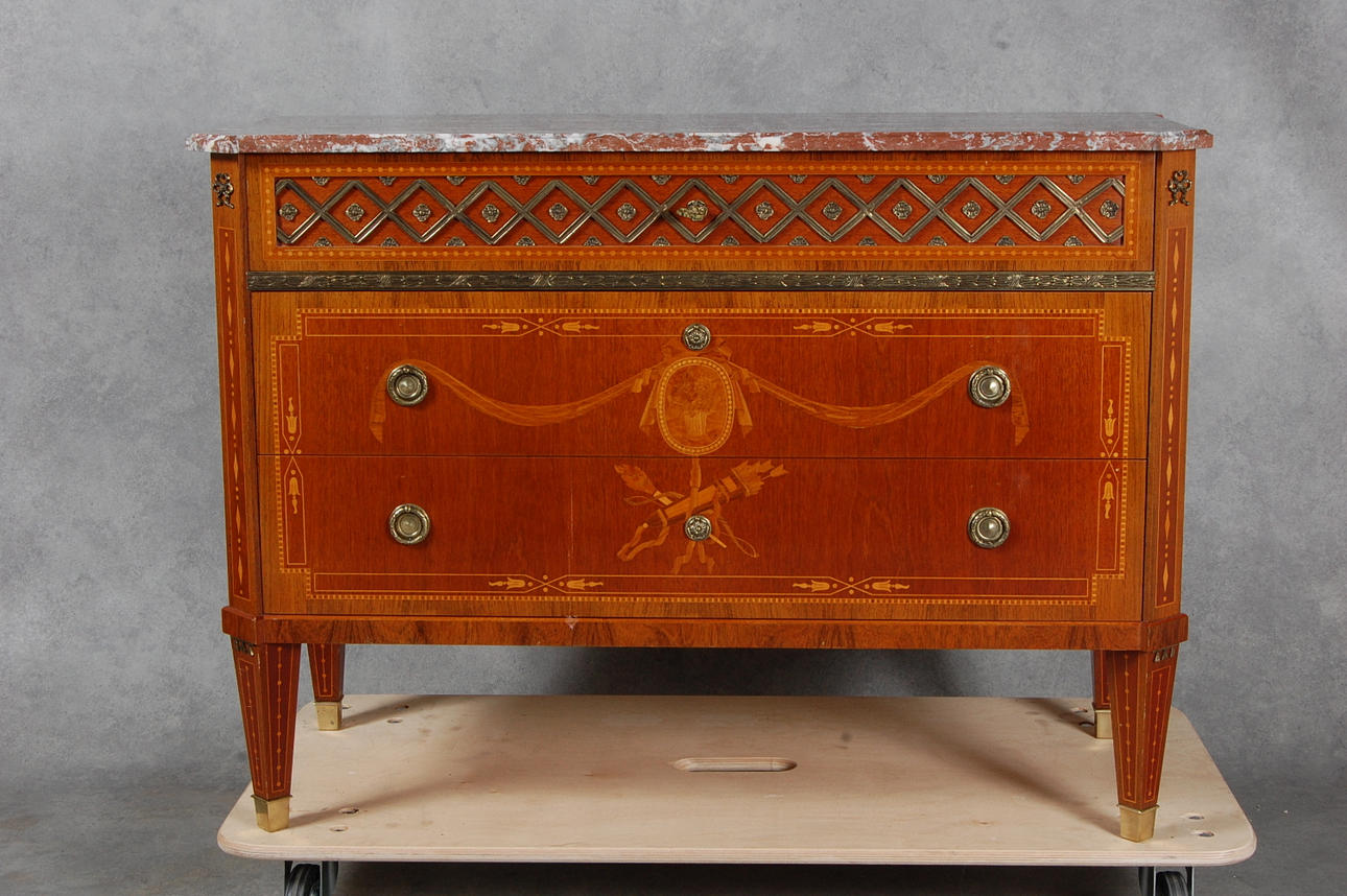 BYRÅ, gustaviansk stil, 1900-tal.