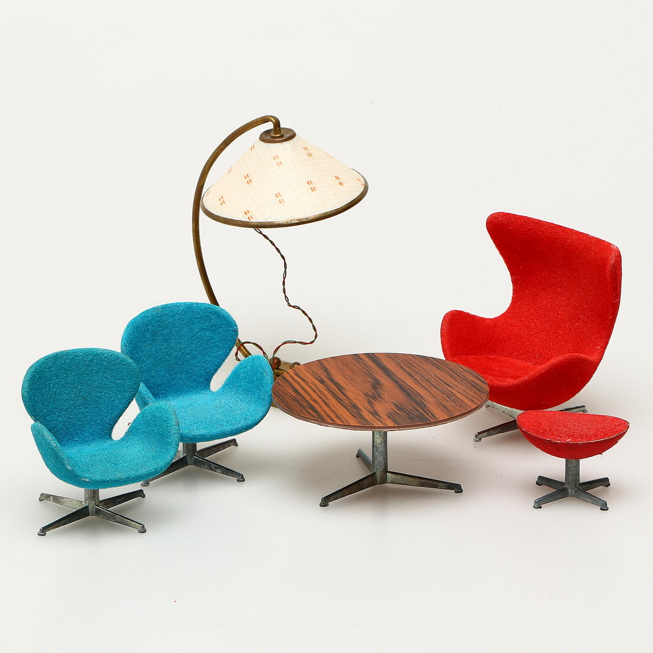 DUKKE MØBLER, 5 dele, efter Arne Jacobsen, formentlig Brio.