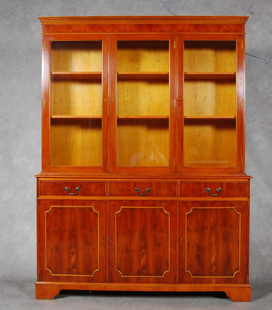 BOKSKÅP, idegran, England, 1900-tal.