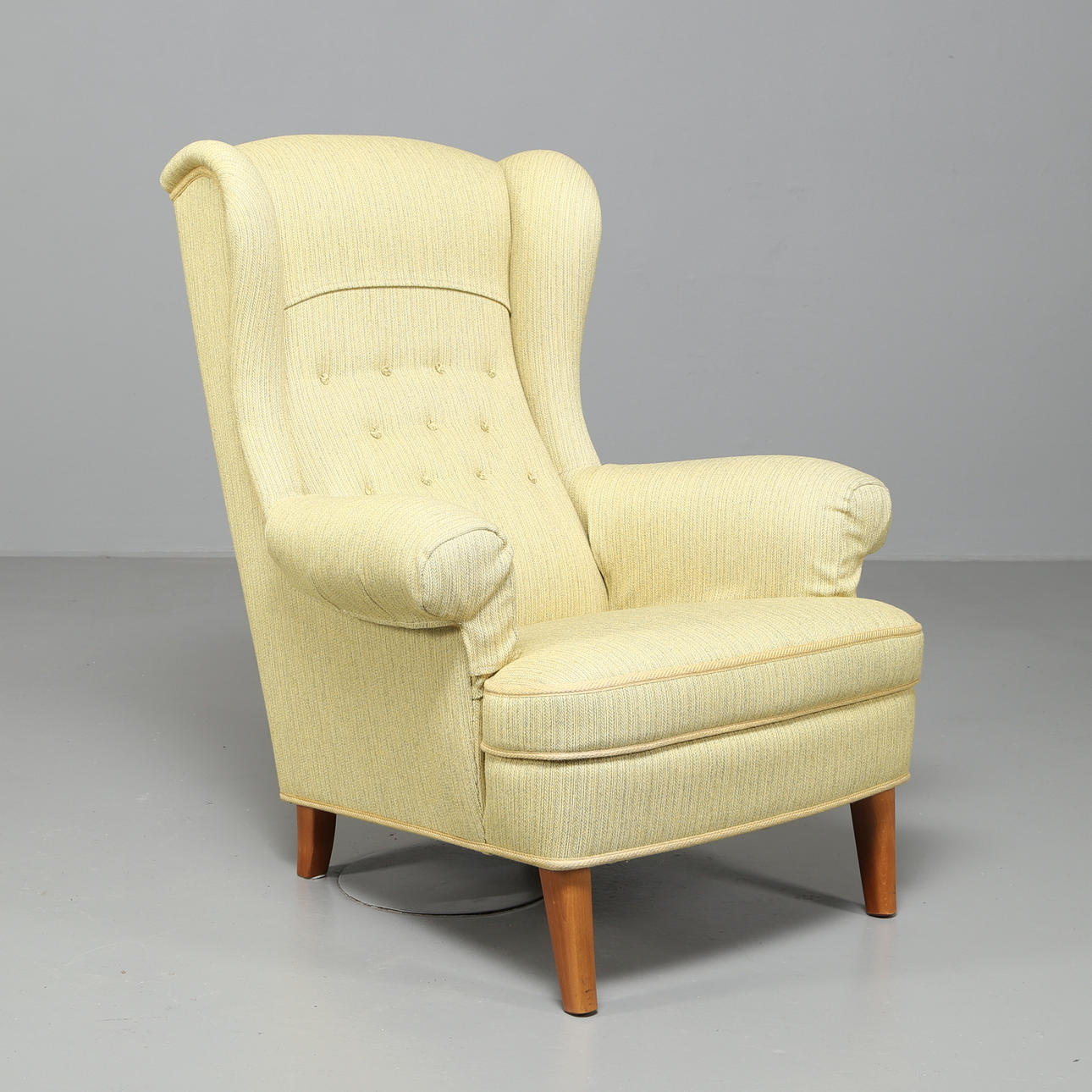 CARL MALMSTEN. Fåtölj "Häggbom" klädd i gröngul ulltextil.