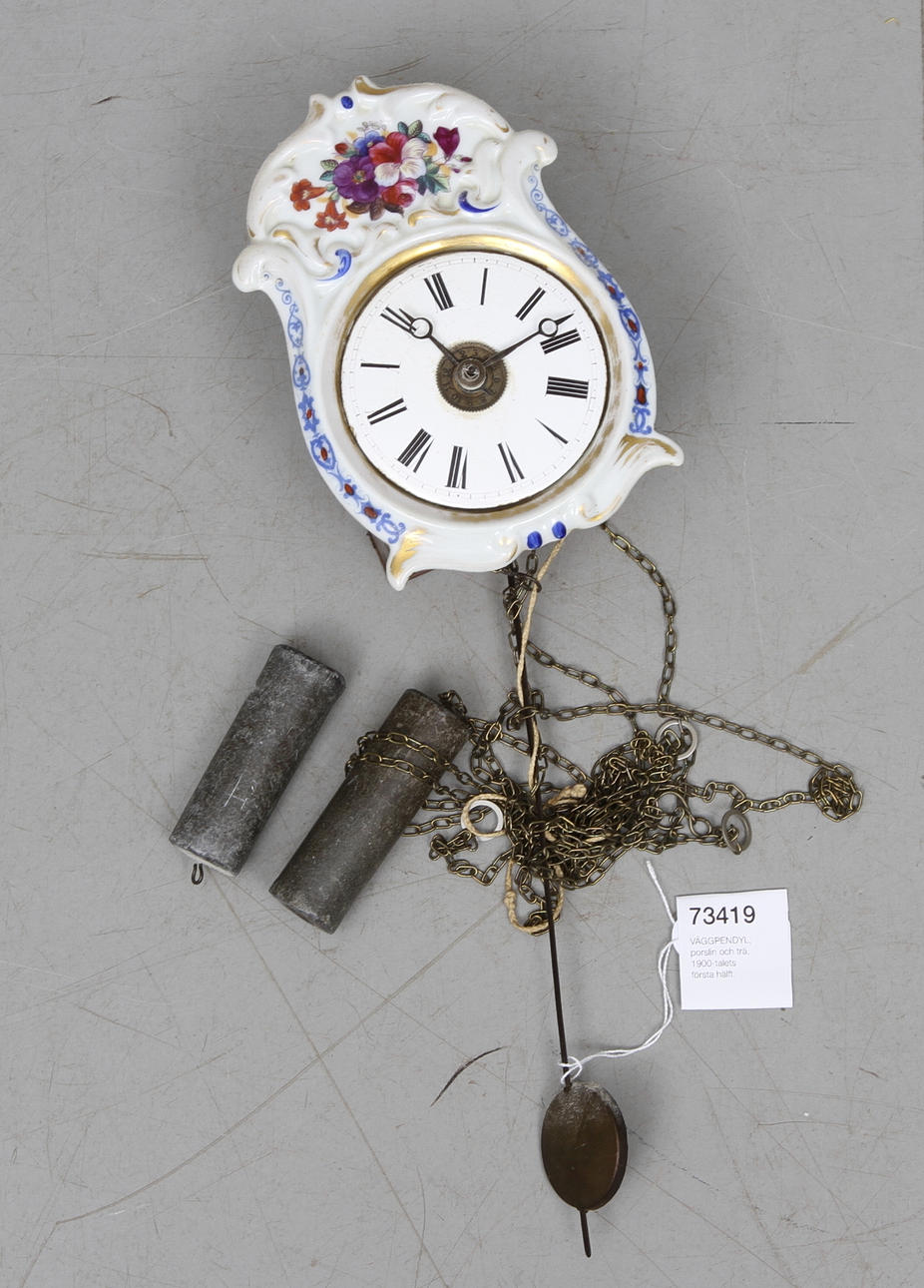 VÄGGPENDYL, porslin och trä, 1900-talets första hälft.