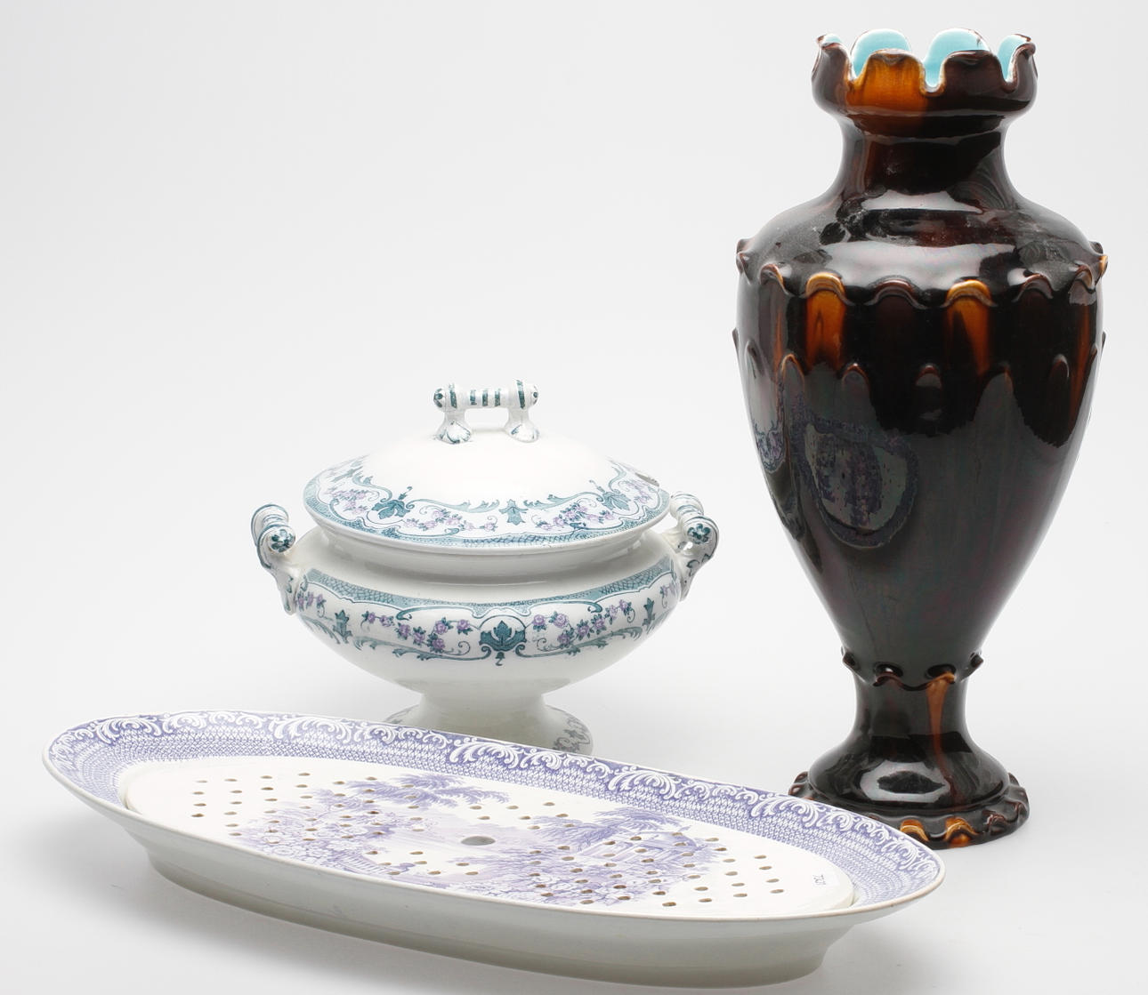 KERAMIKFÖREMÅL, 3 delar, FISKFAT, Rörstrand, TERRIN, "Victor", Gustafsberg och URNA, Rörstrand, omkring 1900.