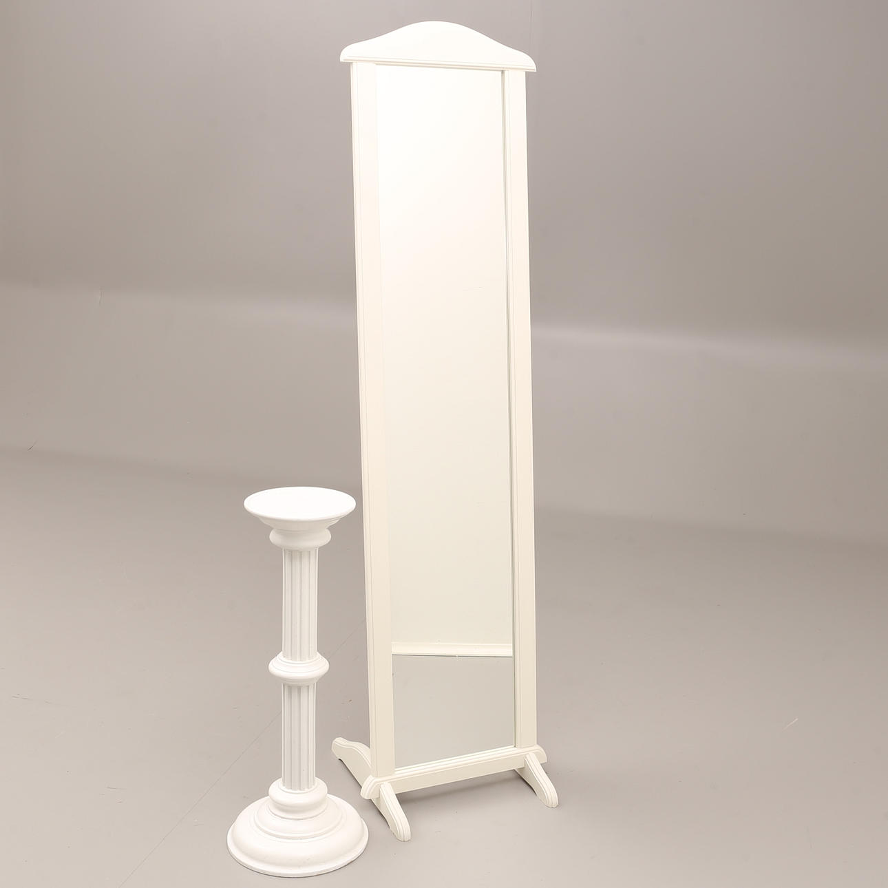 GULV SPEJL. PIEDESTAL. Malet træ.