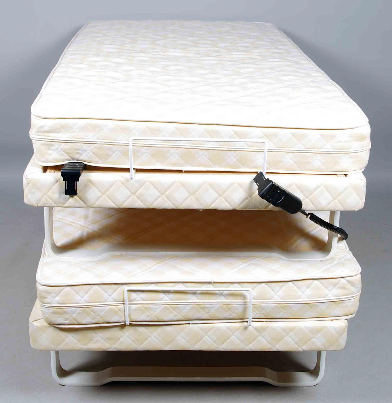 SÄNGAR, 1 par, höj och sänkbara med Tempurmadrasser.