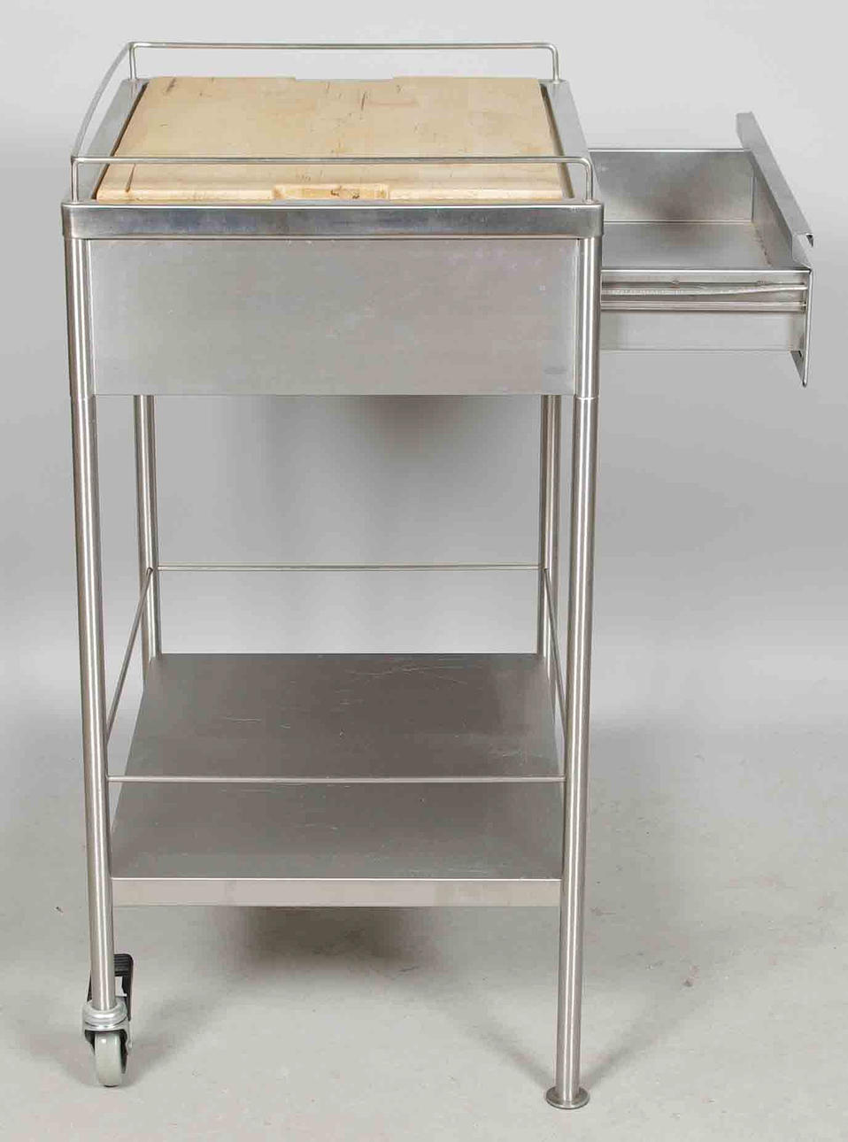 KÖKSBÄNK på 2 hjul, rostfritt med skärbräda.