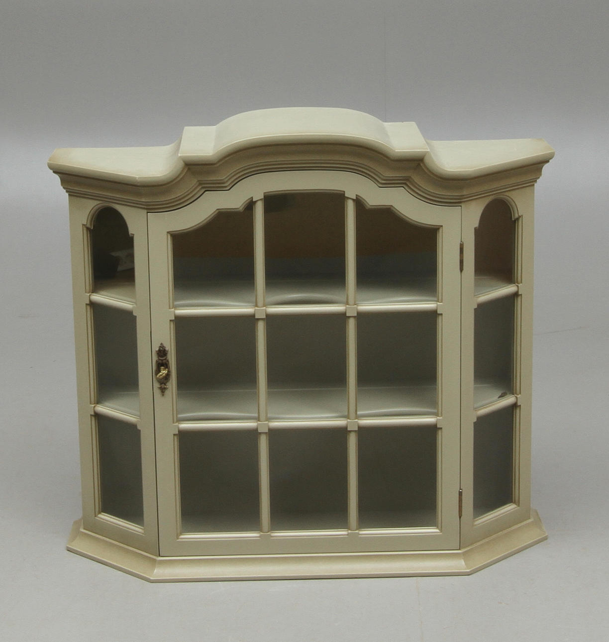 HÄNGVITRINSKÅP, gustaviansk stil, 1900-tal.