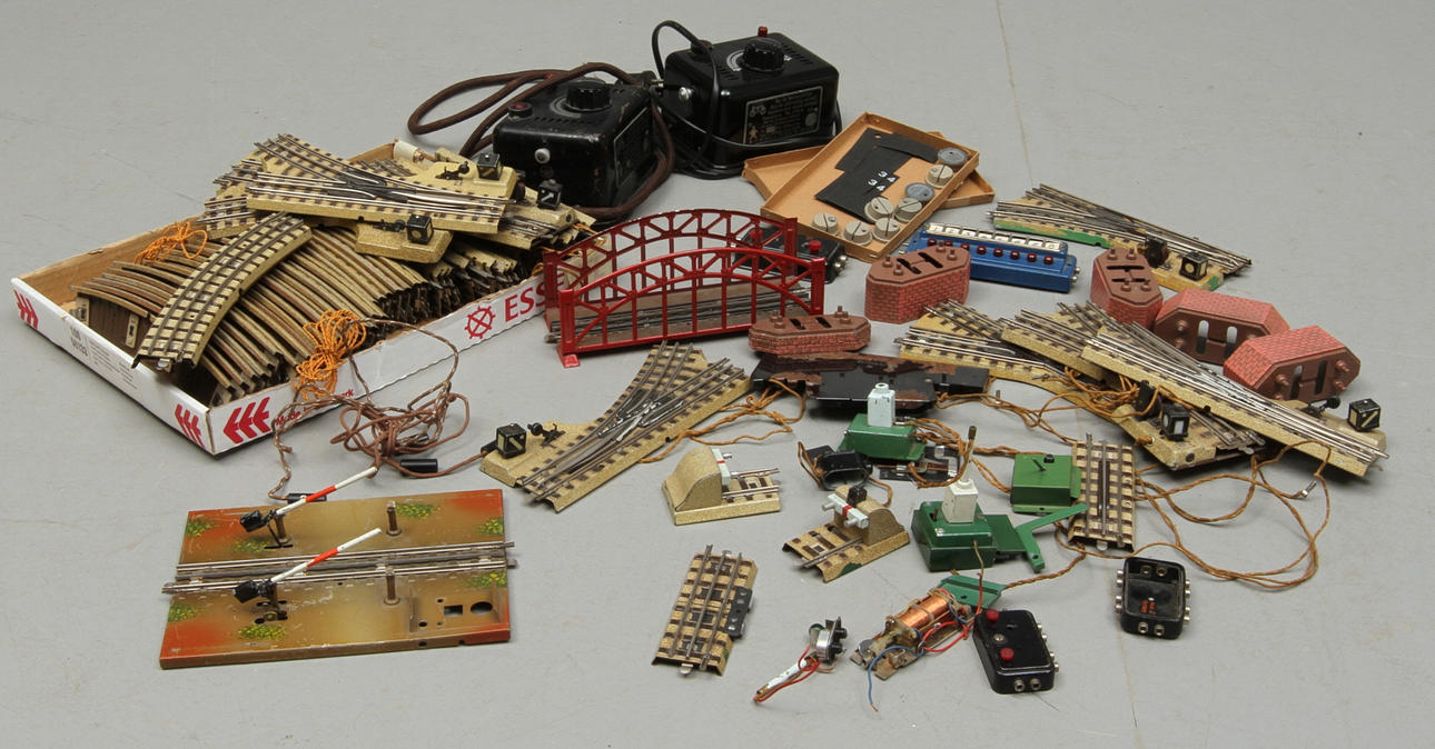 MODELLTÅG MÄRKLIN äldre räls och växlar. Bro, bropelare i metall, järnvägsövergång med mera.