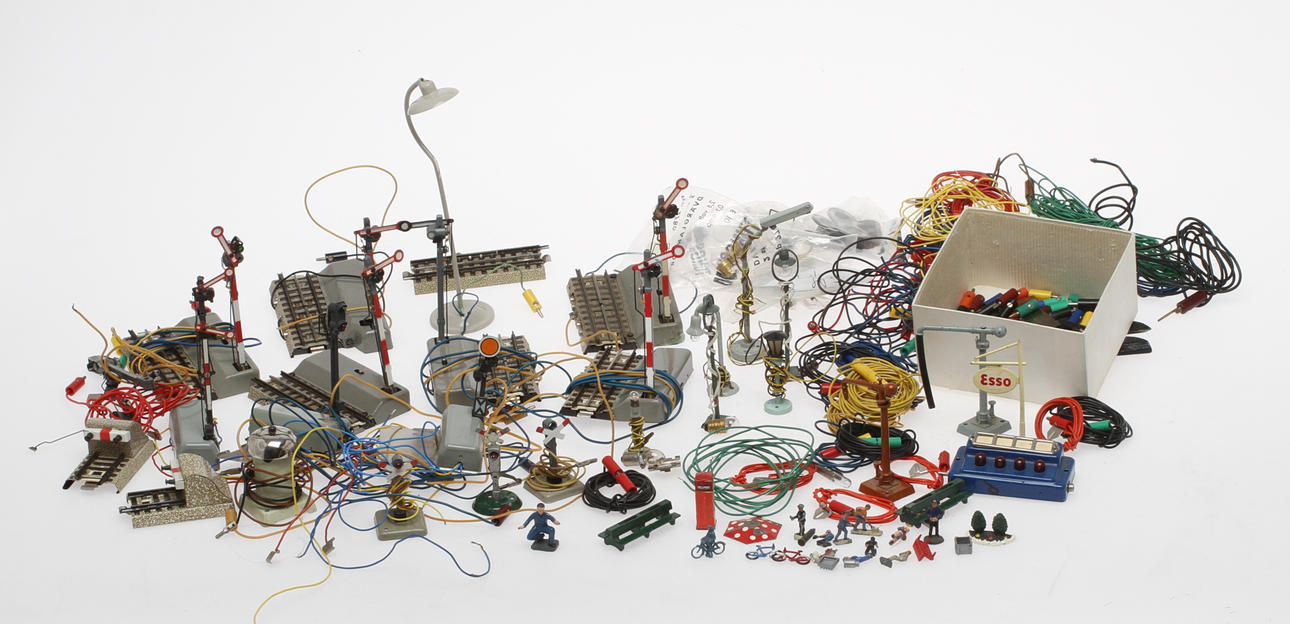 MODELLTÅG MÄRKLIN 6 äldre signaler med skena, 3 övriga . stoppbockar, ringsignal med mera.