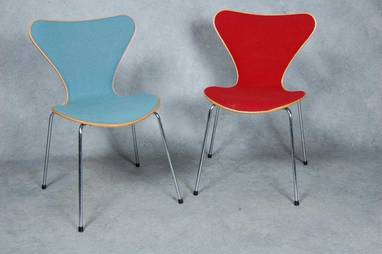 ARNE JACOBSEN. " Sjuan " 1 par, för Fritz Hansen.