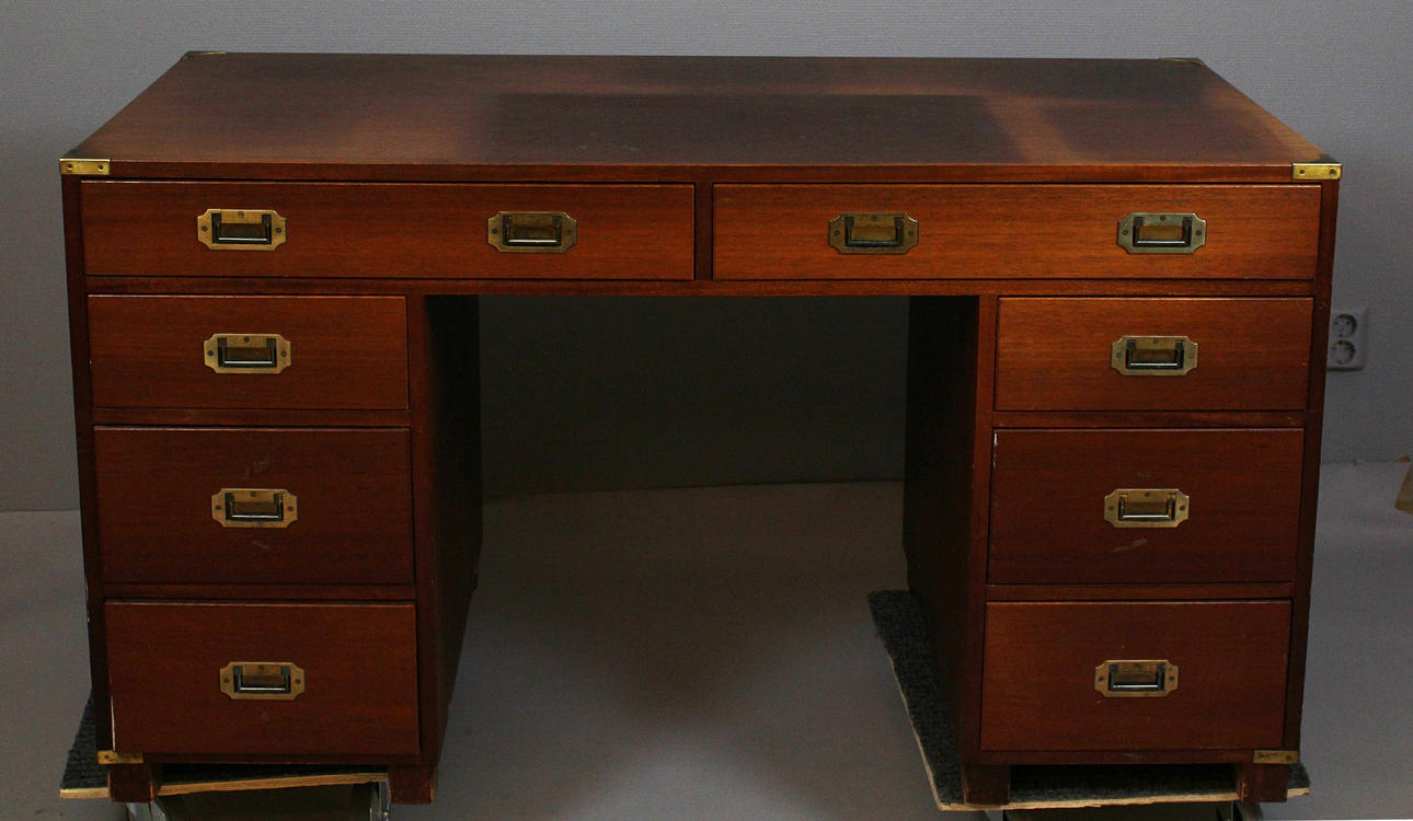SKRIVBORD med mässingsbeslag i engelsk stil. 1950/60-tal.