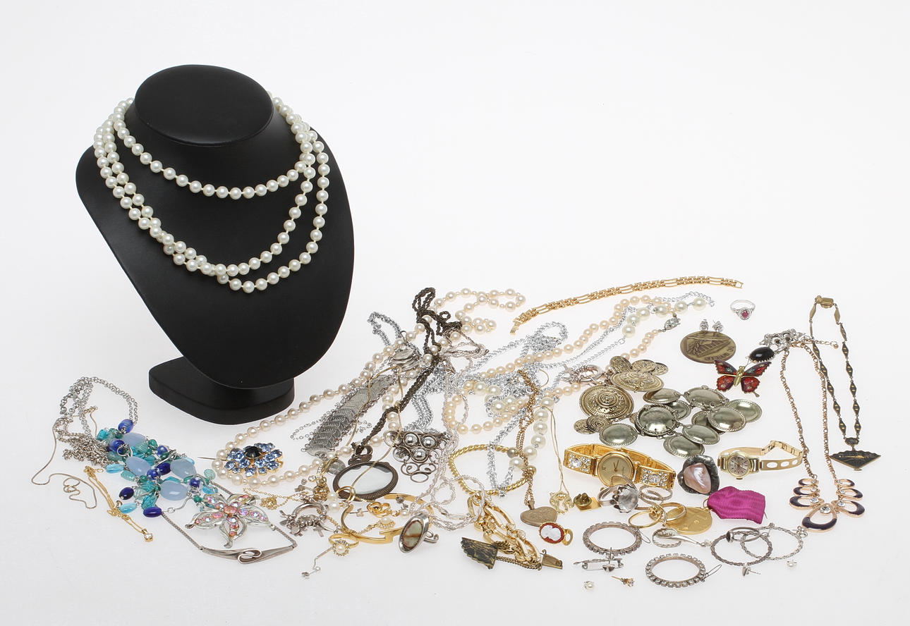 BIJOUTERIER, bland annat silver.