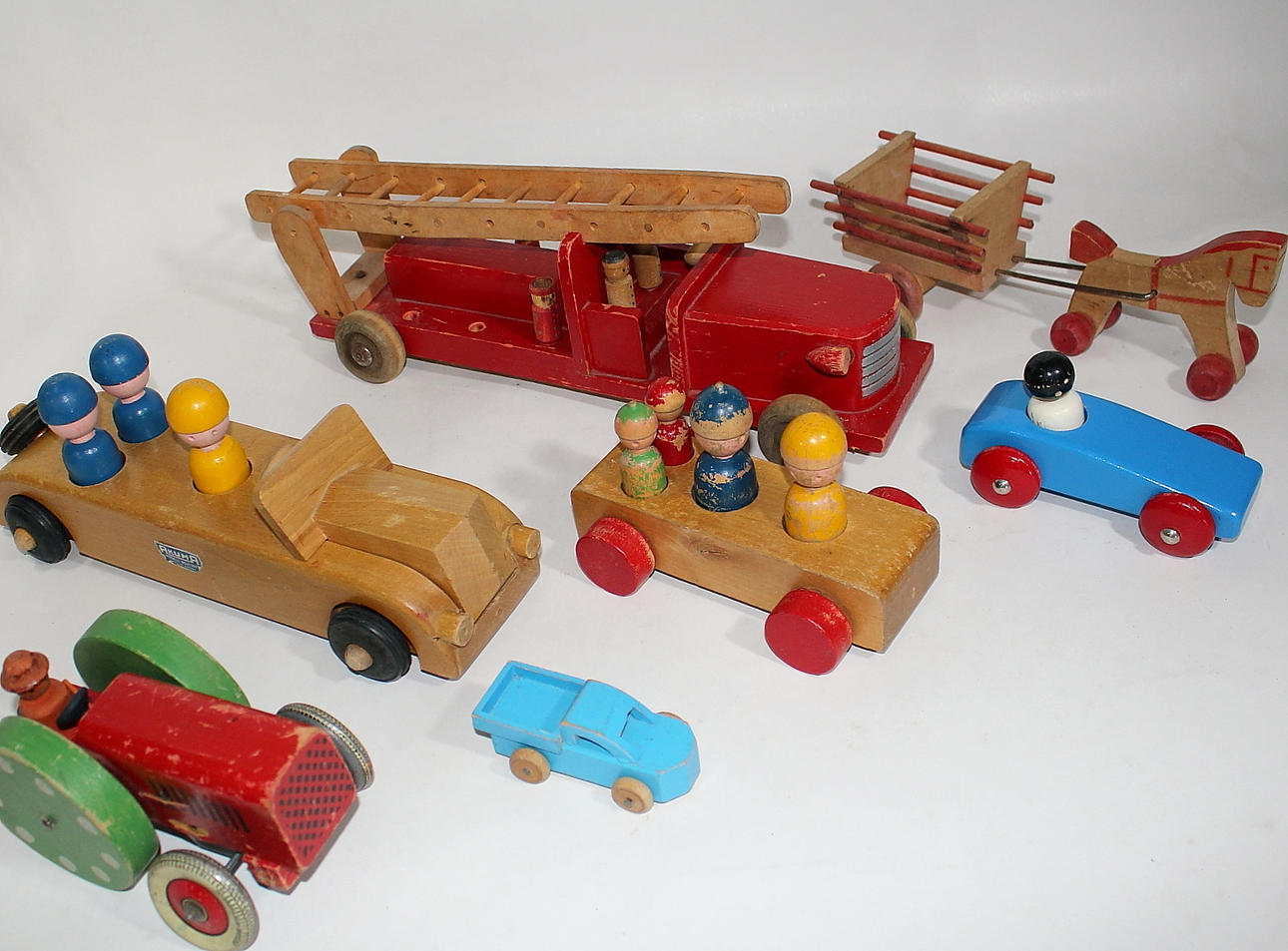 TRÆLEGETØJ, 7 dele, inklusive Kay Bojesen.