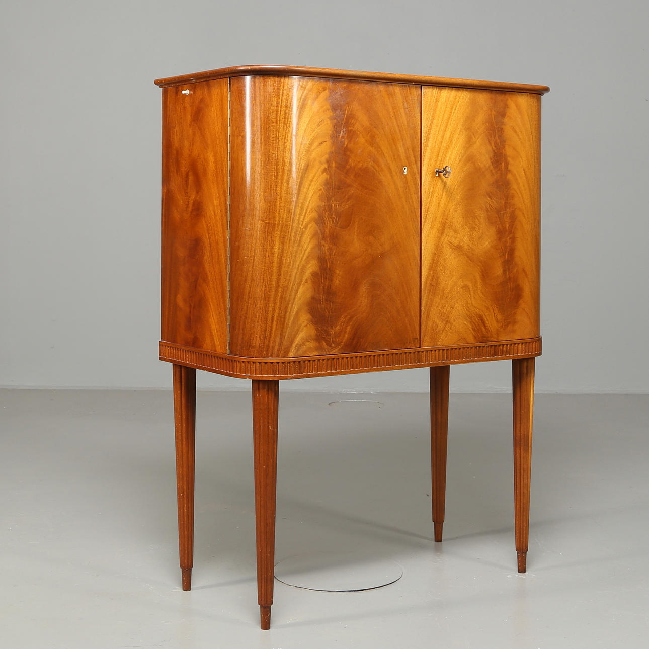 BARSKÅP på ben, teak, 1950-tal.